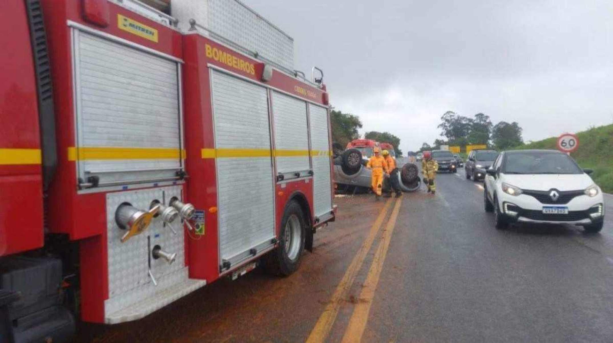 MG: carro capota em rodovia, e família fica ferida