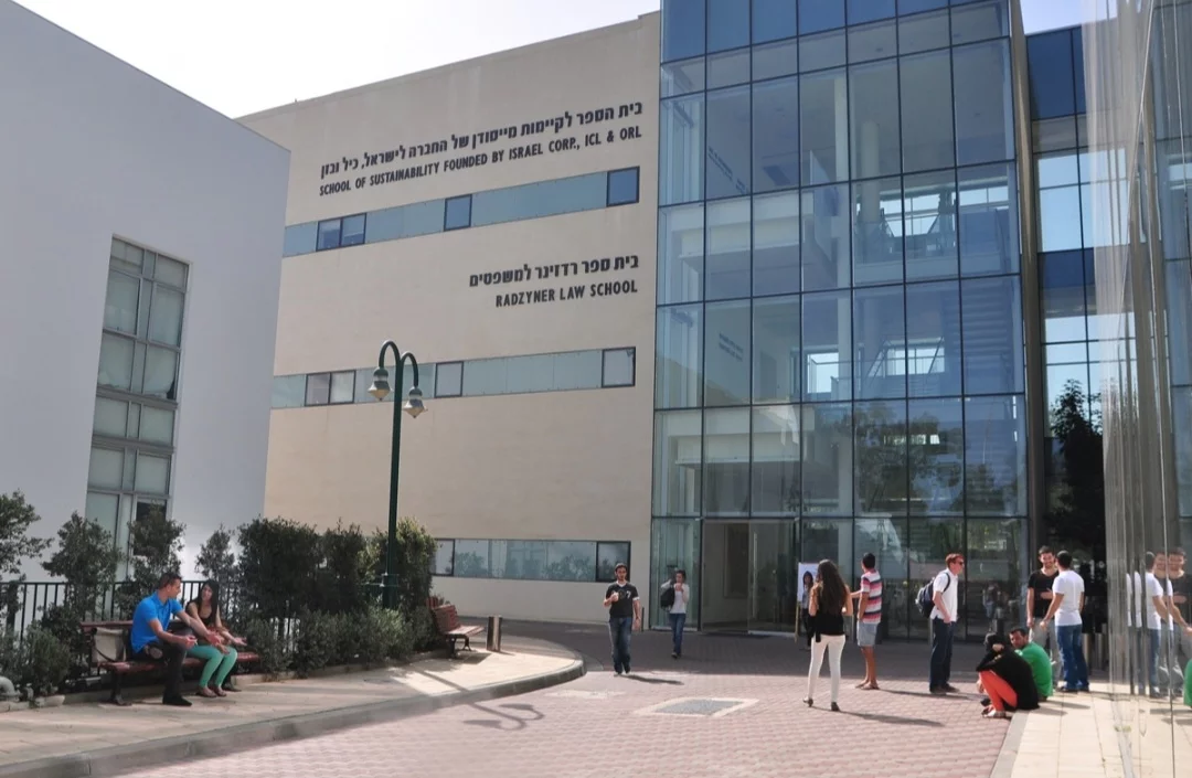 Gal se formou em Biologia na escola e tambÃ©m chegou a estudar RelaÃ§Ãµes Internacionais na faculdade IDC Herzliya