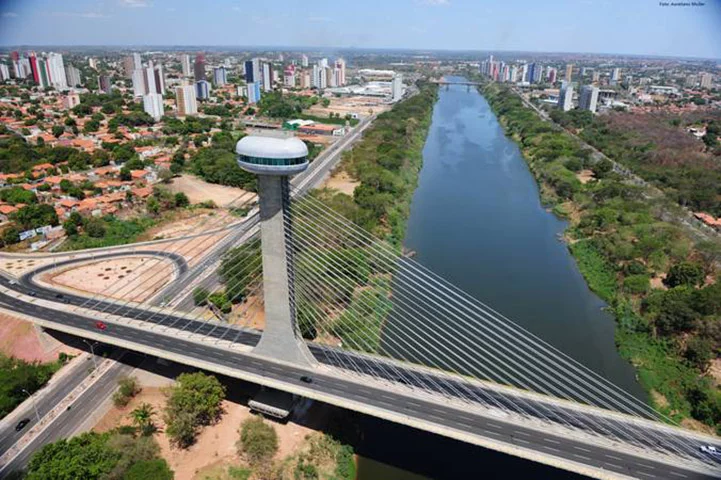 PIAUÍ - Vem do tupi 'pi'awa' ou 'pi('ra)'awa', que significa 'piau, peixe grande', com 'i' (rio).