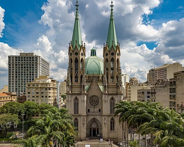 SÃO PAULO- Nome se refere à data de fundação do Real Colégio de São Paulo de Piratininga, em 25/1/1554.  O 25 de janeiro marca a conversão do apóstolo Paulo ao Cristianismo. 