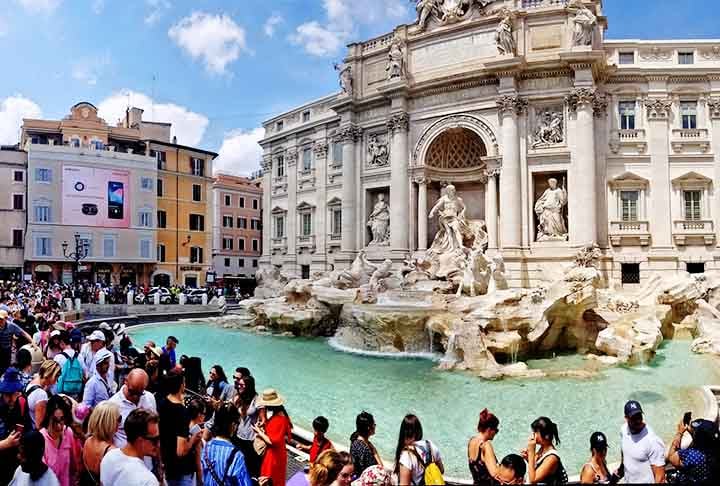 FONTANA DI TREVI - Itália-  Fica no bairro Trevi, em Roma e foi inaugurado em 1762. Famoso por sua grandiosidade e pela tradição de jogar moedas, simbolizando o desejo de voltar à cidade. Suas esculturas em mármore, que representam Netuno e outros elementos do mar, tornam-no um verdadeiro espetáculo.