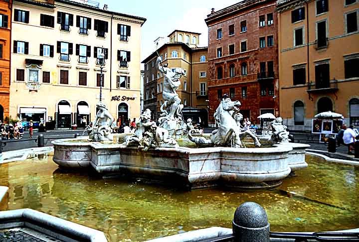 FONTE DE PIAZZA NAVONA - Roma - Este famoso chafariz, projetado por Bernini em 1651, é conhecido por suas esculturas que representam os quatro grandes rios. Ele embeleza a icônica praça e é um ponto central de encontro