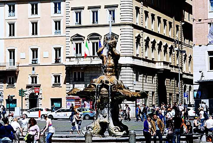 FONTE DE TRITONE - Roma - Localizada na Piazza Barberini, esta fonte barroca foi criada por Gian Lorenzo Bernini em 1643. É famosa por sua escultura de Netuno montando um tritão, cercada por detalhes elaborados