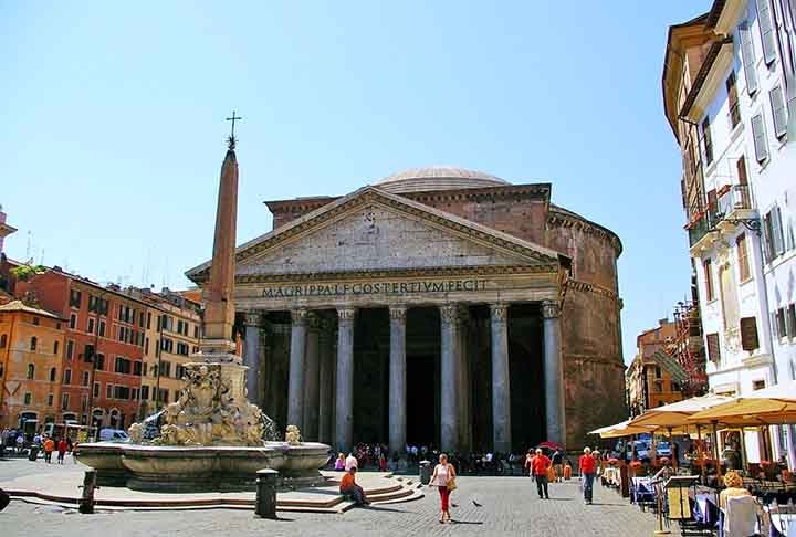 FONTE DE LA VERGINE - Roma - Esta fonte antiga, localizada na Piazza della Rotonda, data do século I d.C. É famosa por sua água pura e a beleza de sua estrutura, tornando-se um local de devoção e encontro.