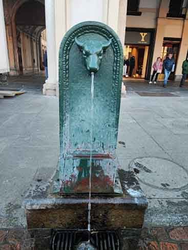 FONTE DE LA CITTÀ - Turim - Esta fonte monumental, localizada na Piazza San Carlo, foi inaugurada em 1930. É famosa por seu design elegante e por ser um ponto de referência na cidade, cercada por cafés e boutiques.
