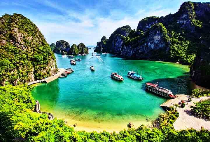 Baía de Halong, Vietnã: Famosa por suas formações rochosas e ilhotas, Halong é Patrimônio Mundial da UNESCO e um dos destinos mais visitados no sudeste asiático.