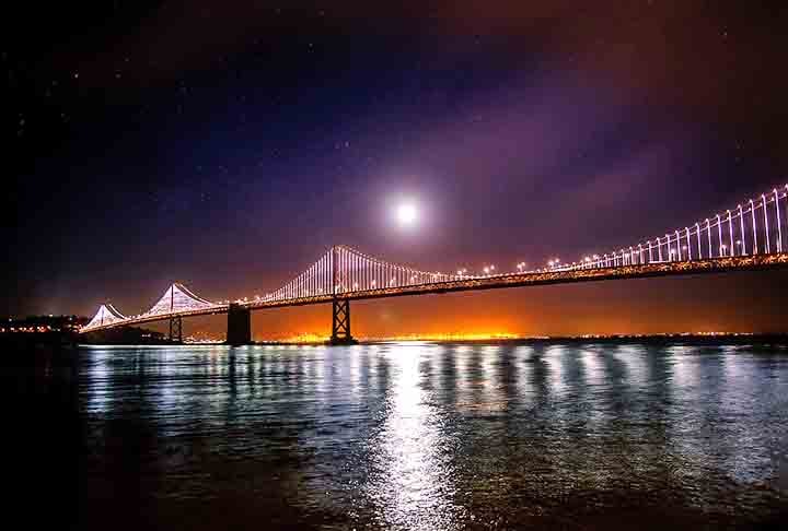 Baía de San Francisco, EUA: Ícone da Califórnia, a baía de San Francisco é famosa por sua ponte icônica, a Golden Gate, além de combinar beleza natural com a vibrante vida urbana de San Francisco.