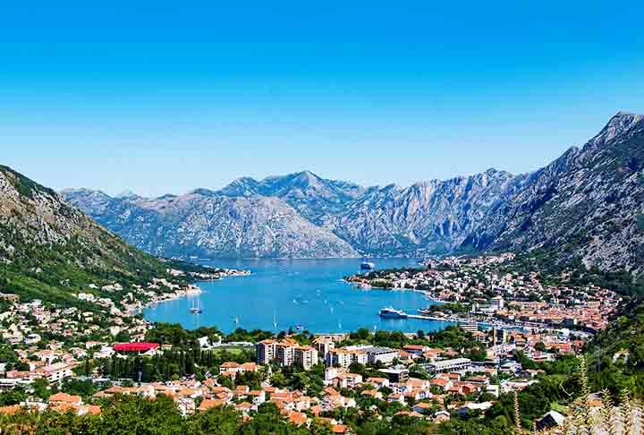 Baía de Kotor, Montenegro: Encravada entre montanhas, a baía de Kotor é uma das mais belas do Mediterrâneo. Suas águas profundas e cidades medievais, como Kotor e Perast, formam um cenário de tirar o fôlego.