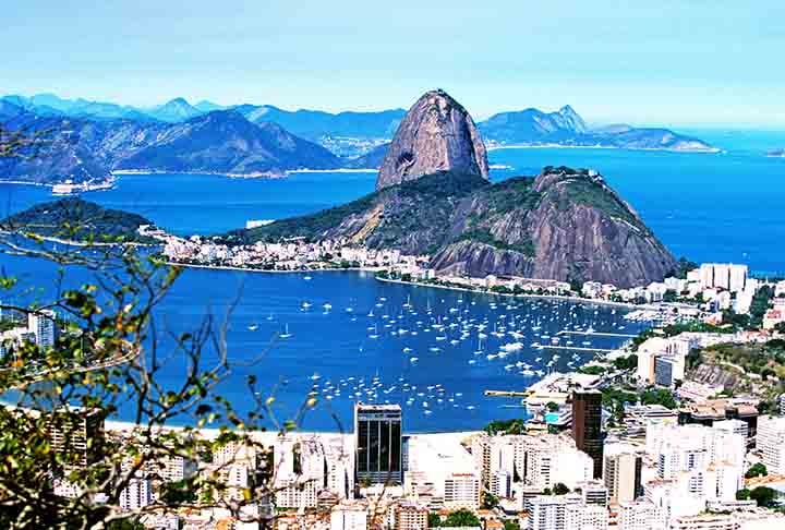 Baía de Guanabara, Brasil: A segunda maior baía do Brasil é cercada pela cidade do Rio de Janeiro, com o Pão de Açúcar e o Cristo Redentor como pano de fundo.

