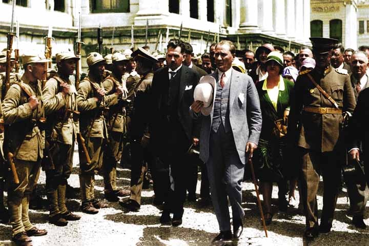 Atatürk escolheu Ancara como a capital por sua localização estratégica e por simbolizar a nova era da Turquia, afastada do passado otomano.