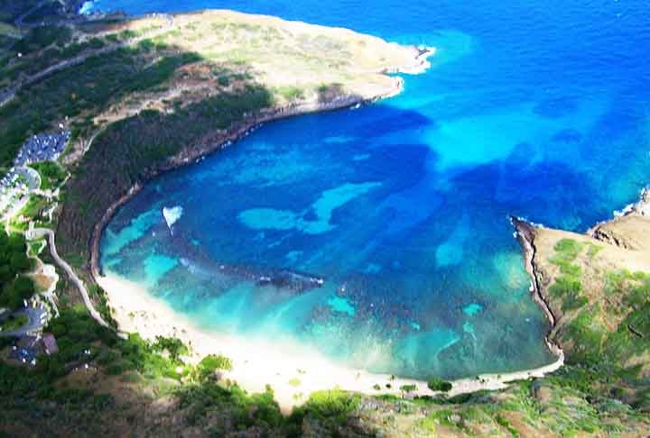 Baía de Hanauma, Havaí, EUA: Uma cratera vulcânica inundada, a baía de Hanauma é um paraíso para os praticantes de snorkel e mergulho, além de ter uma rica vida marinha.