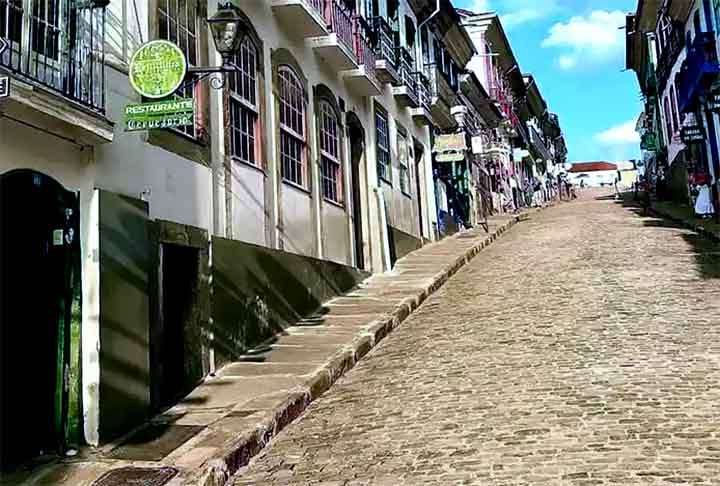 As casas coloniais costumam ficar em ruas de calçamento sobre pedras. Isso reforça a atmosfera urbana que remonta a séculos passados. 