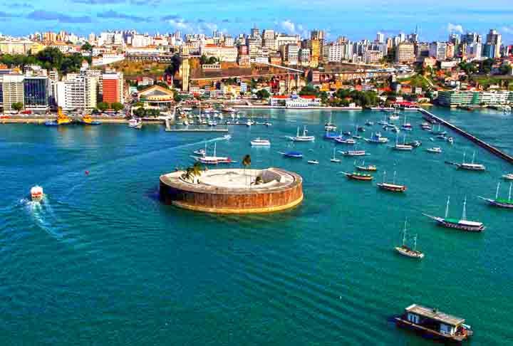 Baía de Todos os Santos, Brasil: A maior baía do Brasil, cercada pela cidade de Salvador, é famosa por sua história, importância cultural e uma rica biodiversidade.