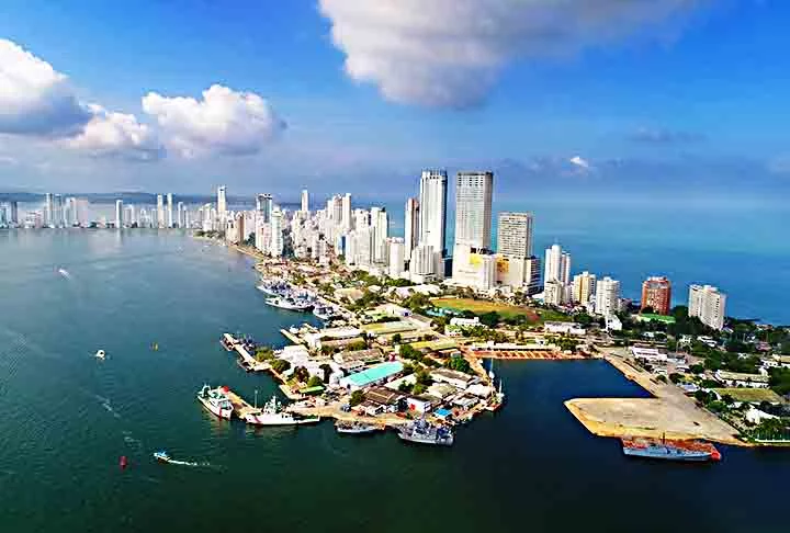 Baía de Cartagena, Colômbia: Com águas tranquilas e praias de areia branca, Cartagena é uma joia histórica e cultural na costa caribenha da Colômbia.