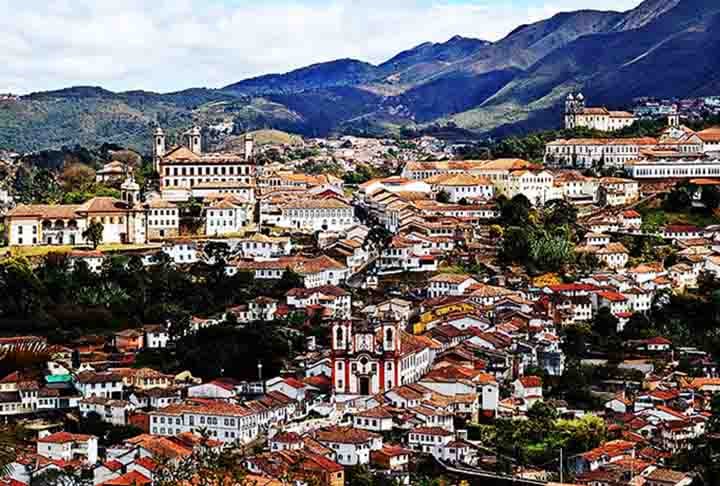 OURO PRETO (MG) - O centro histórico de Ouro Preto é inteiramente composto por construções em estilo colonial. A Rua Conde de Bobadela e outras ruas centrais preservam casarões e igrejas do século XVIII.