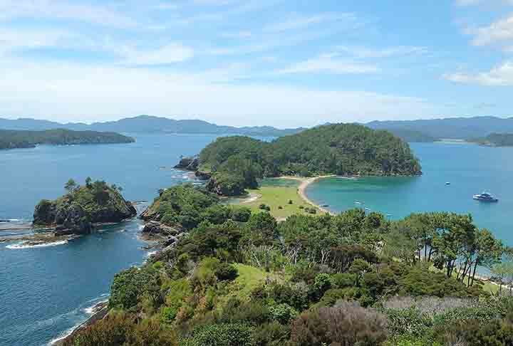 Baía de Islands, Nova Zelândia: Localizada na Ilha do Sul, a baía de Islands é famosa por suas mais de 140 ilhas, águas cristalinas, praias desertas e paisagens montanhosas.