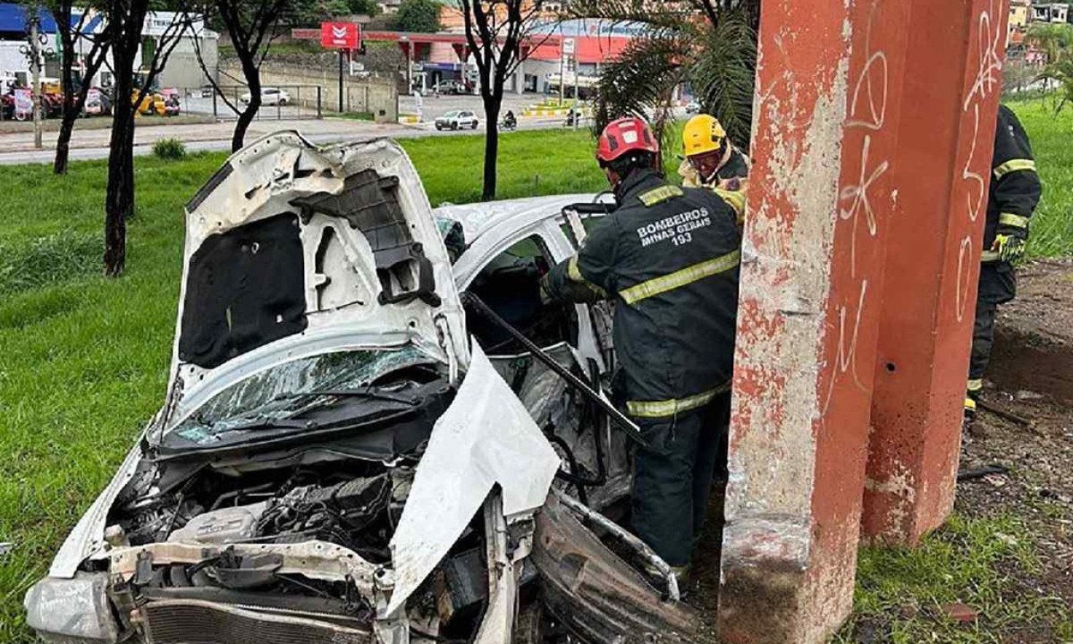 Motorista com sinais de embriaguez bateu no pilar da passarela e ficou preso no carro -  (crédito: Sala de Imprensa/CBMMG)