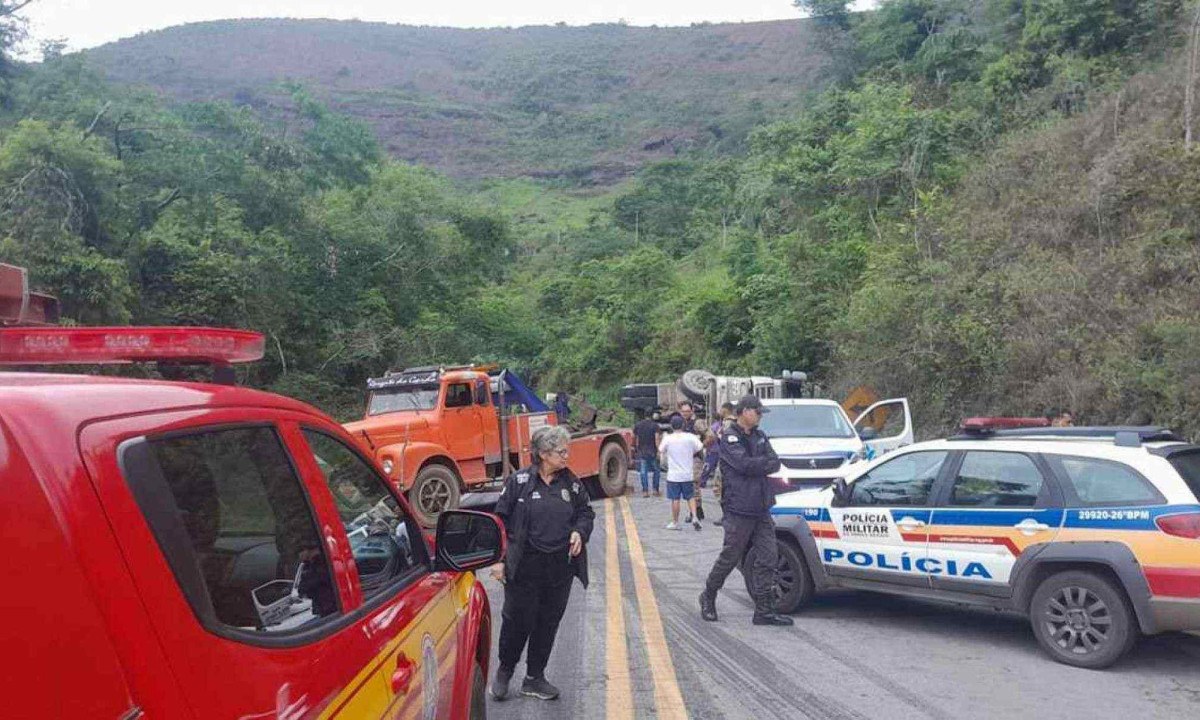 Carreta tombada mata condutor e bloqueia ligação entre Nova Era e Itabira -  (crédito: Sala de Imprensa/CBMMG)