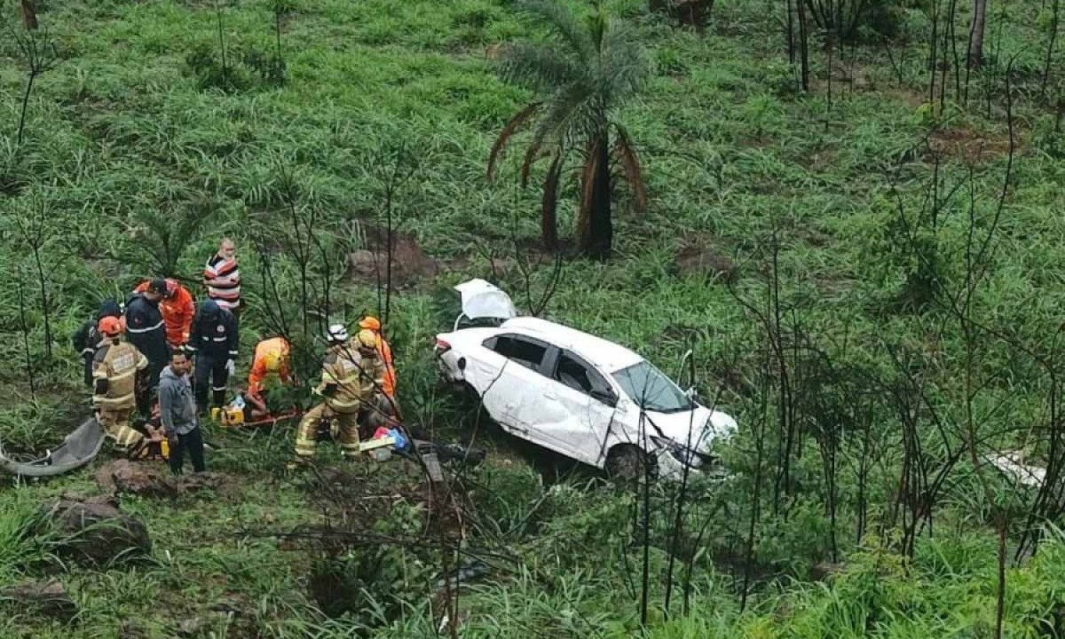 Acidente foi próximo a duas curvas sinuosas na BR-381, em Sabará, logo após o trevo de Caeté -  (crédito: Divulgação/CBMMG)