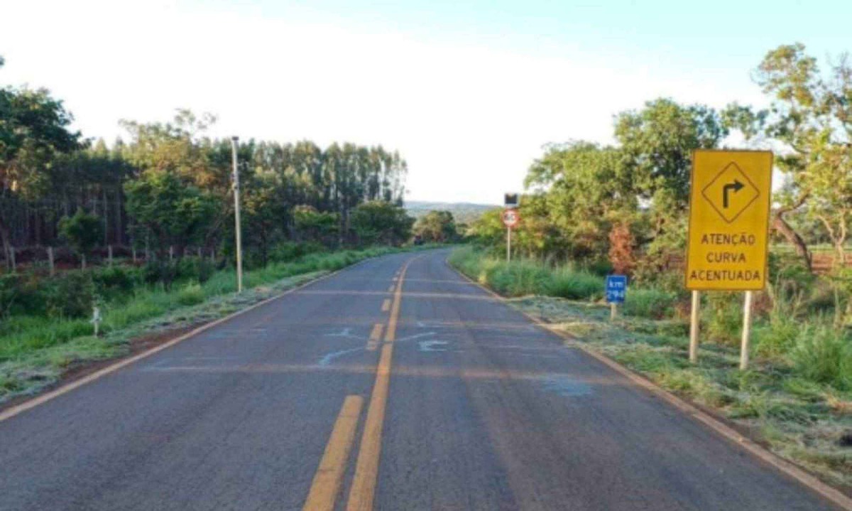 Corpo foi encontrado na rodovia MG-060, no munic&iacute;pio de Esmeraldas, na Grande BH -  (crédito: Departamento de Estradas de Rodagem do Estado de Minas Gerais (DER-MG))