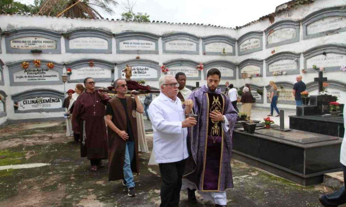 A 'rasoura' teve início na Igreja Nossa Senhora do Carmo, em Sabará, e teve cortejo no Cemitério do Carmo -  (crédito: Edesio Ferreira/EM/D.A Press)