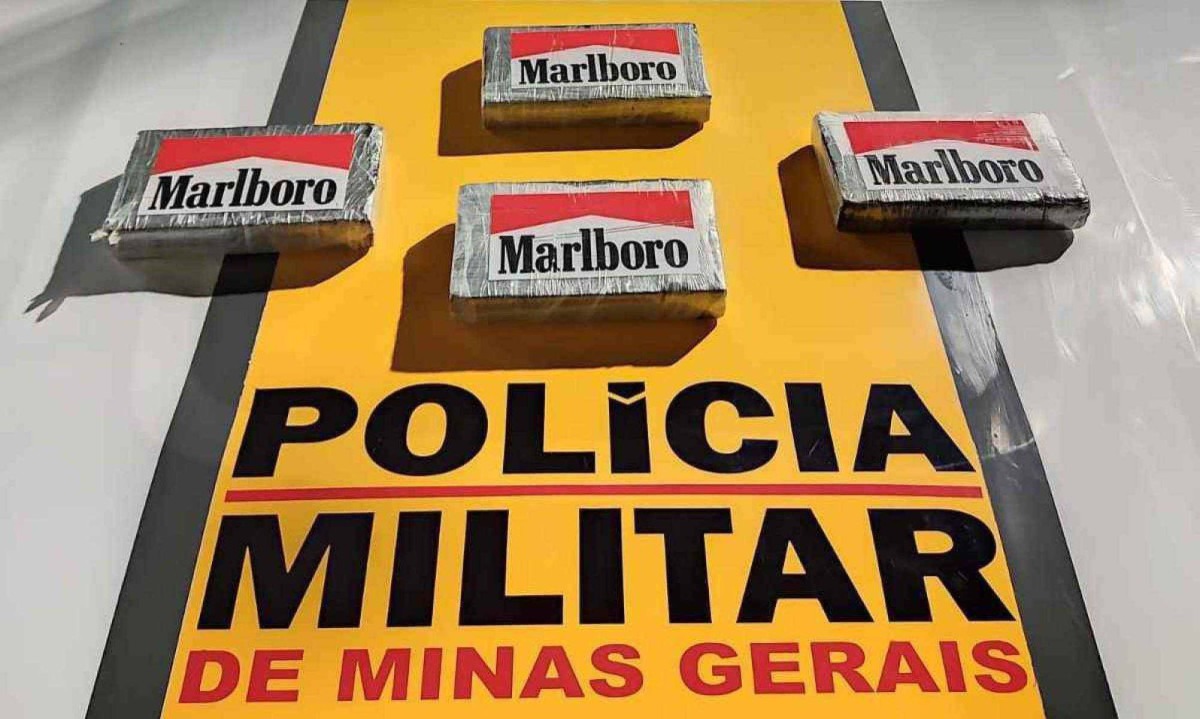 A carga de pasta base de cocaína, avaliada em cerca de R$ 480 mil, foi encontrada escondida em um fundo falso -  (crédito: Polícia Militar Rodoviária de Minas Gerais)