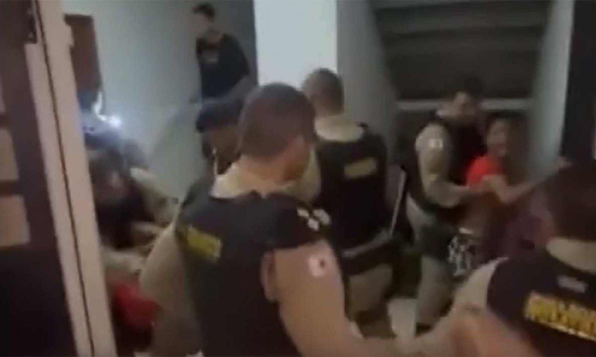 Momento em que Thainara e o irmão estão envolvidos em briga com os policiais militares no seu prédio