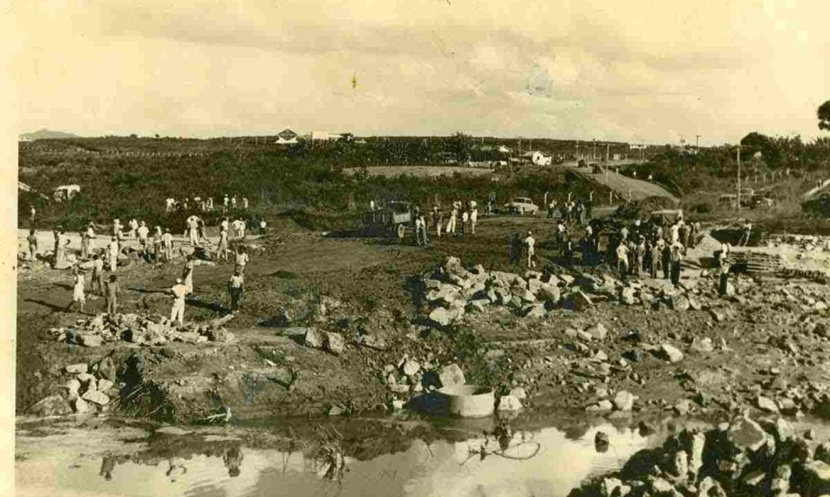 Leito da Barragem da Pampulha, após o esvaziamento ocasionado pelo rompimento do dique de contenção, transmitia o cenário de 'terra arrasada' no local -  (crédito: Arquivo EM)