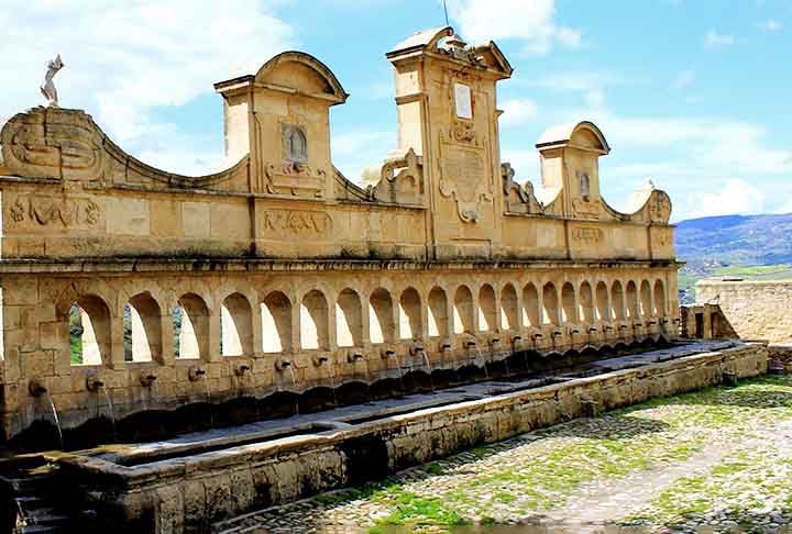 FONTE DE SAN MARTINO - Nápoles - Situada na Piazza San Martino, esta fonte barroca do século XVII é conhecida por suas esculturas e pela vista panorâmica da cidade que oferece. É um marco importante na história napolitana.