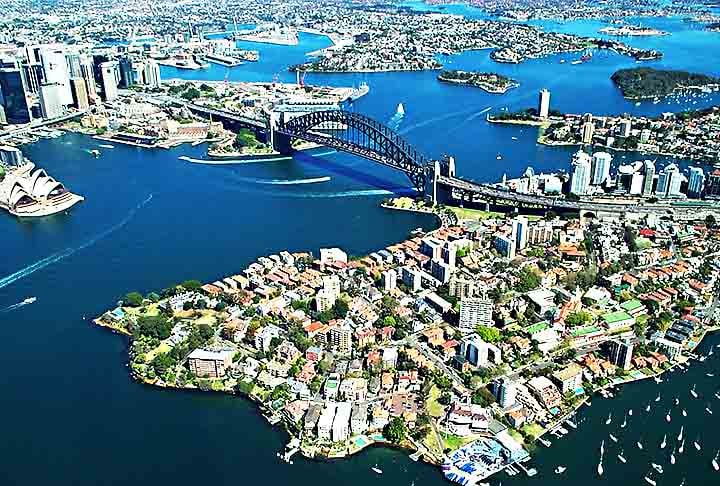 Baía de Sídney, Austrália: A baía abriga a famosa Sydney Opera House e a Sydney Harbour Bridge, oferecendo uma das vistas mais icônicas do mundo.