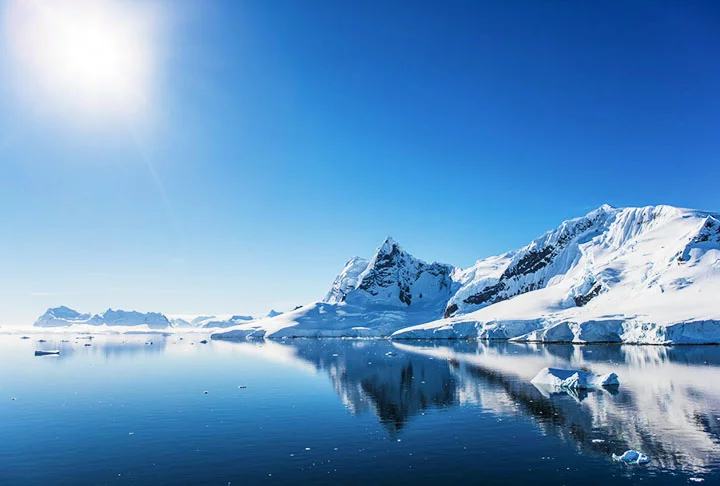 Baía de Paradise, Antártica: Um dos lugares mais remotos e intocados do planeta, a baía de Paradise é um paraíso para os exploradores e amantes da natureza, além de ser um ponto de observação de icebergs, pinguins e baleias.