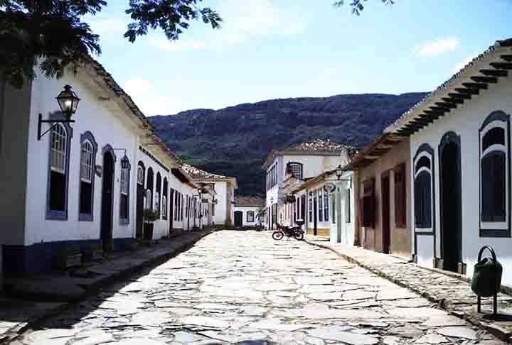 TIRADENTES (MG) - O centro da cidade, em ruas como a Rua Direita, mantém uma grande quantidade de casarões coloniais.