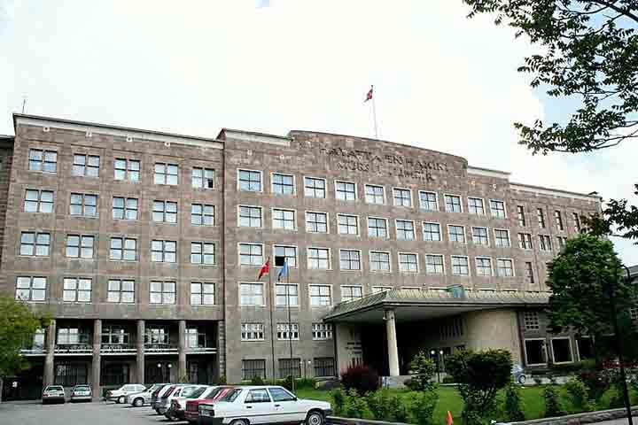 Ancara também abriga várias instituições culturais e educacionais de renome, como a Universidade de Ancara (foto) e a Universidade Bilkent.