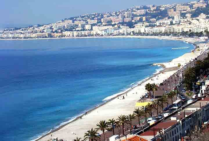 Baía de Angels, França: Um dos destinos turísticos mais populares da Riviera Francesa, a baía de Angels é conhecida por suas praias de areia branca, águas limpas e vida noturna agitada.