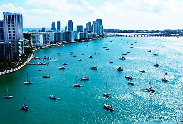 Baía de Biscayne, EUA: Localizada no sul da Flórida, próximo a Miami, a baía de Biscayne é um paraíso para os amantes da natureza, com seus manguezais e seus ricos ecossistemas marinhos.