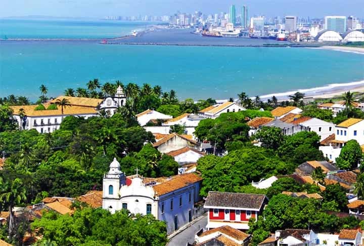 Olinda foi um dos principais centros urbanos no período colonial, sendo uma cidade rica devido à produção de açúcar. O sítio histórico é tombado pelo patrimônio nacional e pela UNESCO.