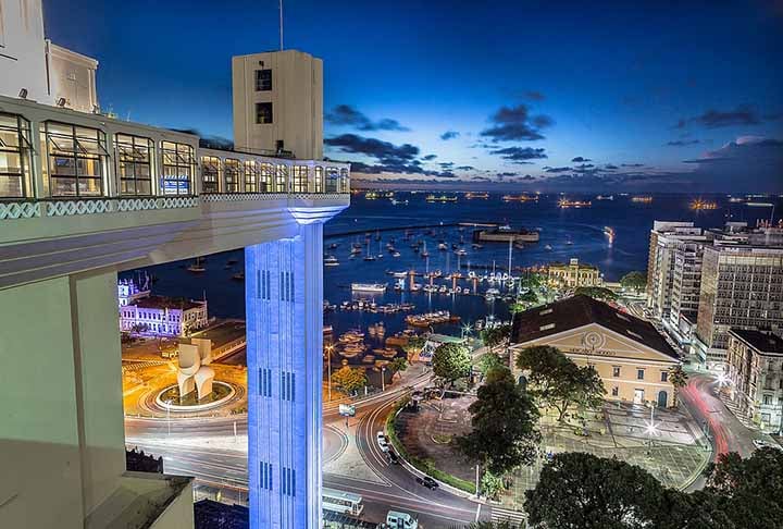 Salvador foi a primeira capital do Brasil e, durante séculos, um centro administrativo e econômico da colônia, principalmente pela produção e exportação de açúcar. Seu centro histórico é preservado e protegido.