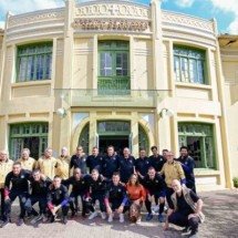 Equipe catalã entra em campo na Ligga Arena contra a equipe do Pelé Pequeno Príncipe Legends com uma seleção de craques  -  (crédito: Foto: Divulgação / Hospital Pequeno Príncipe )