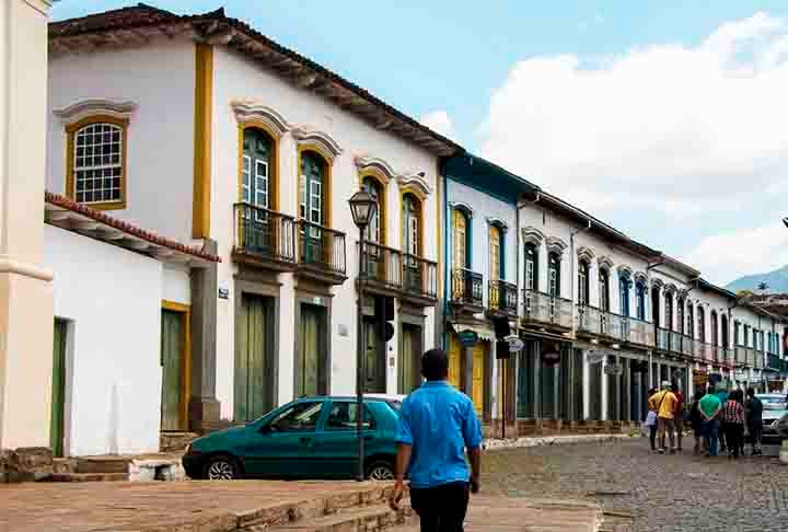 As casas têm fachadas estreitas e alongadas, com uma organização simétrica e austera. Geralmente, as fachadas são pintadas de branco, com detalhes coloridos em portas, janelas e sacadas