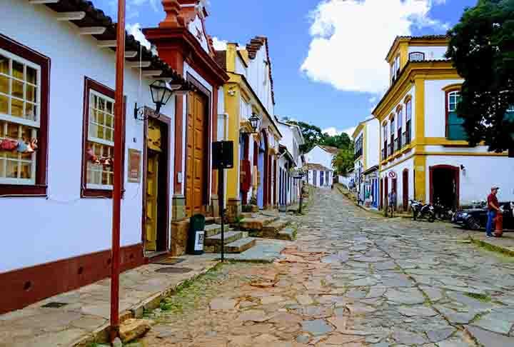 Tiradentes foi uma cidade importante durante o ciclo do ouro. O declínio da mineração ajudou a manter sua arquitetura intacta, que hoje atrai turistas interessados no patrimônio colonial.