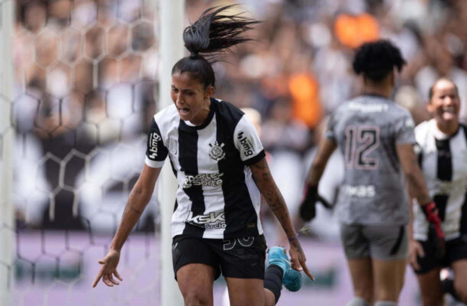 Atacante do Corinthians feminino se envolve em acidente de trânsito