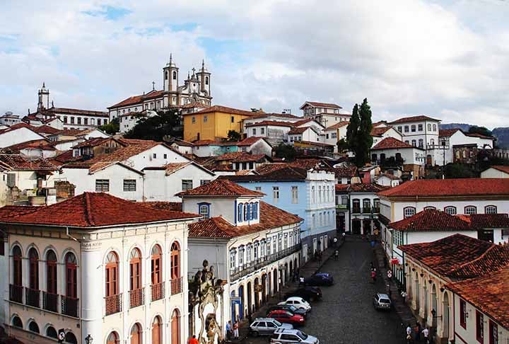 No Brasil, diversas cidades preservam casas no estilo colonial português, herança do período colonial, quando o país pertencia a Portugal. O estilo arquitetônico predominava nas áreas mais desenvolvidas da época, como cidades mineradoras, portuárias e capitais regionais