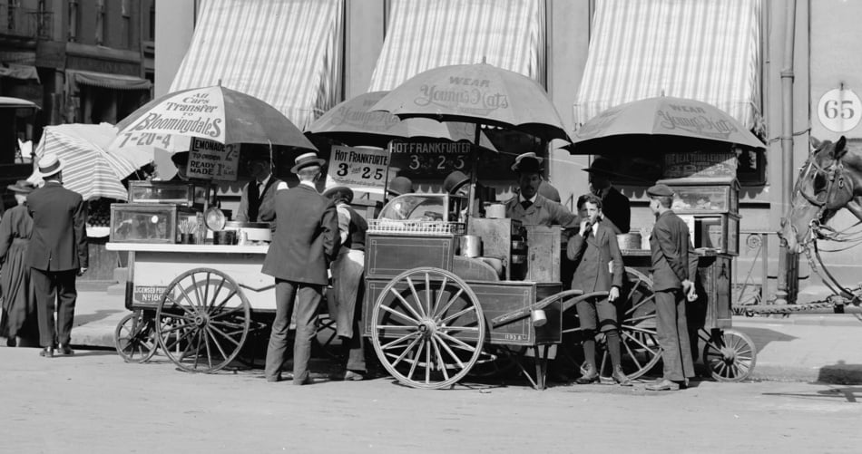 Na segunda teoria, um imigrante alemão, Charles Feltman, levou essa salsicha para os Estados Unidos em 1880. Lá, criou um sanduíche quente com pão, salsicha e molhos.