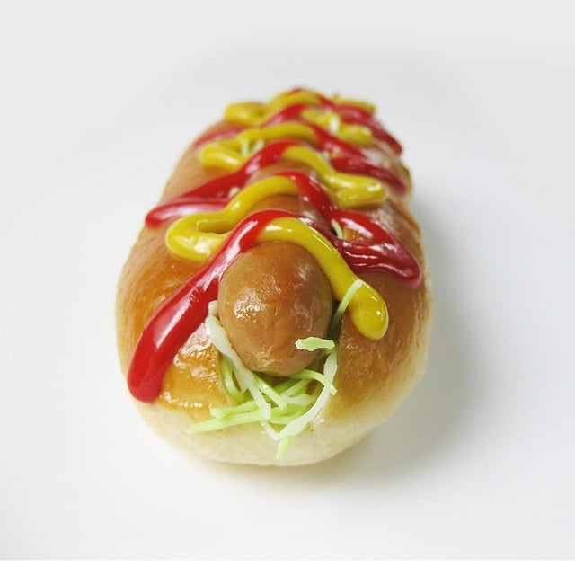 O cachorro-quente (hot dog) é um lanche muito consumido nos Estados Unidos . Por lá, o preparo é com  molho agridoce, picles à base de pepino, mostarda e ketchup. 