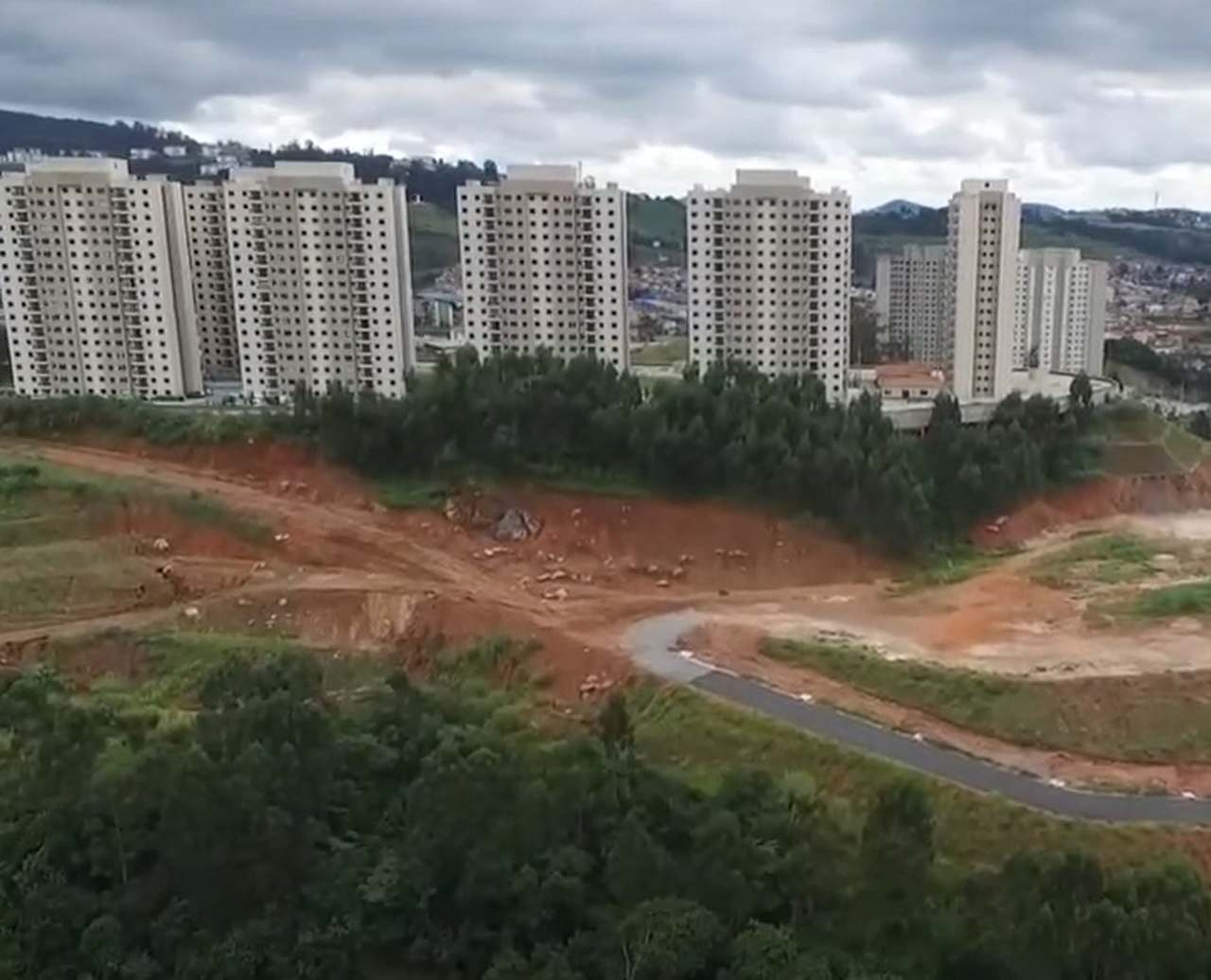 5° lugar: Jandira -São Paulo - Tamanho territorial: 17,449 km² - A cidade se destaca por um rápido crescimento urbano, tendo comércio variados e acesso às estradas Presidente Juscelino Kubitschek (BR-116) e Raposo Tavares (SP-270),