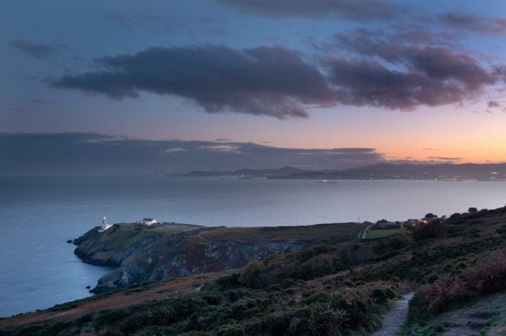 Baía de Dublin, Irlanda: Próxima à cidade de Dublin, essa baía oferece belas vistas do litoral e uma rica fauna marinha, além de pequenas vilas encantadoras em seu entorno.