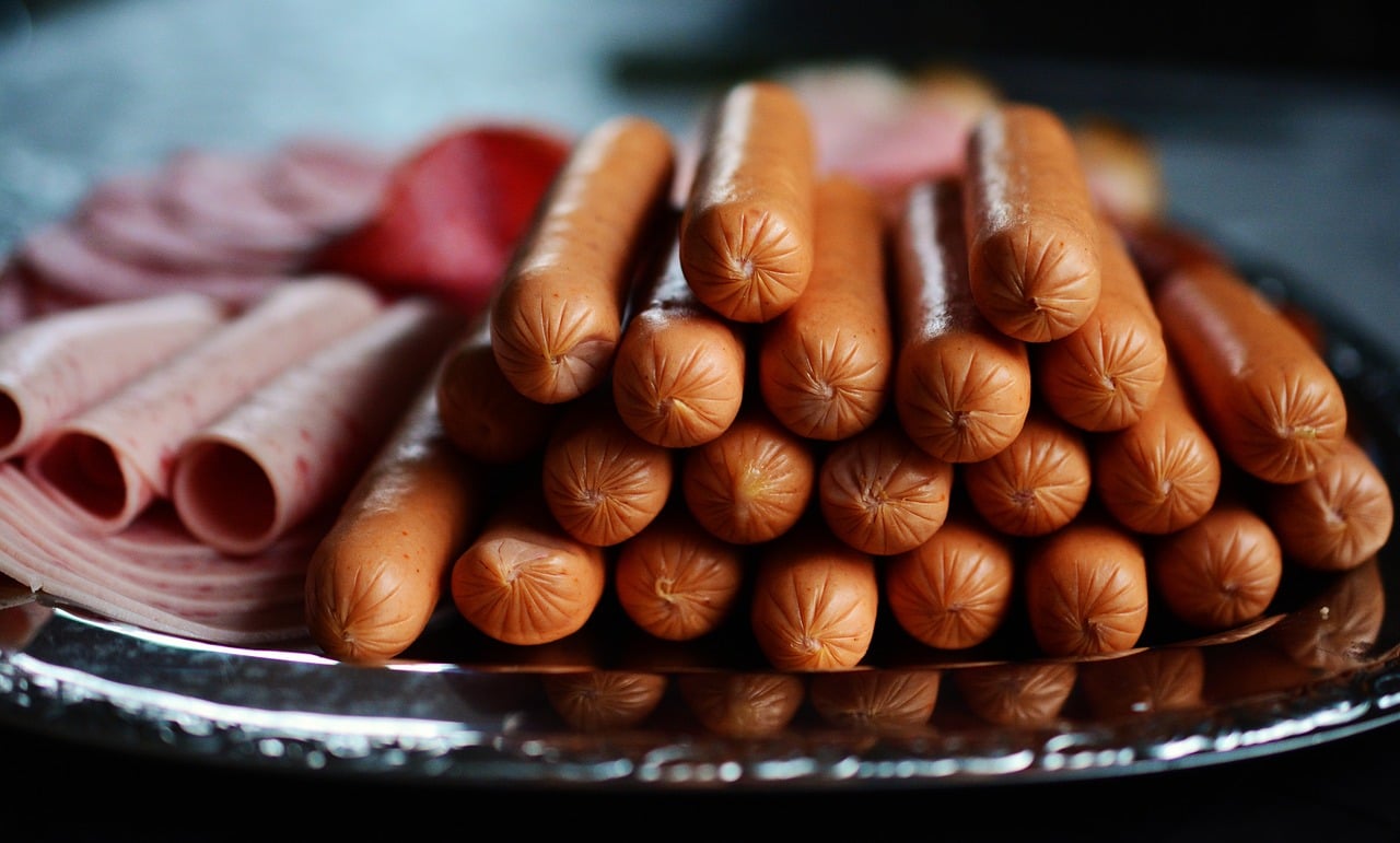 Consumir salsicha regularmente, com outros ultra processados, como mortadela, linguiça, hambúrguer e frango empanado (nuggets), aumenta o risco de diversas doenças e compromete a saúde.