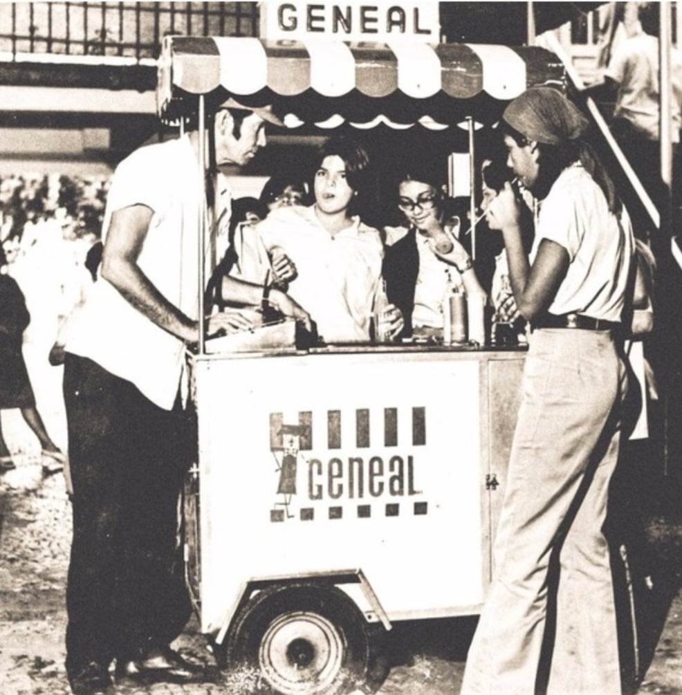 O cachorro-quente da Geneal começou a ser vendido nas ruas da Zona Sul do Rio em 1963. Ele ganhou popularidade e se espalhou, sempre com conteúdo simples que se limita ao pão e à salsicha - no máximo com catchup e/ou mostarda.