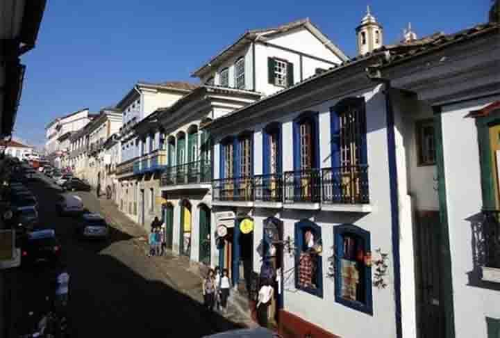 Muitas das janelas são guarnecidas com madeira trabalhada, e algumas possuem treliças ou grades de ferro. Características da arquitetura colonial que ainda vigoram. 
