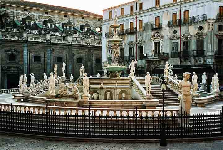 FONTE DE GHIACCIO - Bolonha - Este chafariz, construído em 1563, destaca-se por sua elegante estrutura em estilo renascentista. É um símbolo histórico da cidade, localizado na Piazza Maggiore.